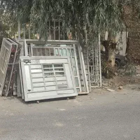 فروش تعدادی درب و پنجره فلزی