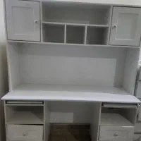 میز تحریر و کتابخانه