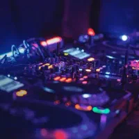 دیجی و موزیک زنده با سیستم صوتی و نورپردازی