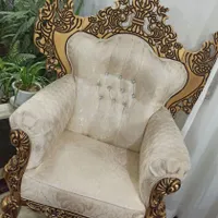 مبل و میز ناهار خوری به همراه برخی از وسایل دیگر