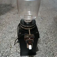 یک دستگاه آسیاب قهوه در حد نو کم کار کرد