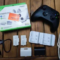 دسته ایکس باکس و باتری و پایه شارژر در حد نو