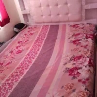 تخت دو نفره با تشک و پاتختی