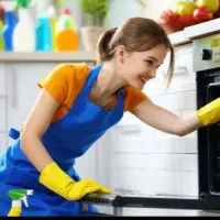 خانم برای نظافت منزل