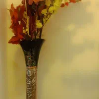 گلدان شیشه ای همراه با گلهای مصنوعی