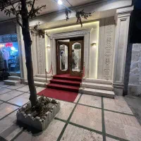 یک خانه دار و یک نیروی رستوران برای هتل آفتاب