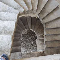 طراحی و اجرای انواع پله گرد بتنی و پله 2و4پاگرد