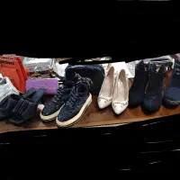 تعدادی کیف و کفش و‌ بوت زنانه