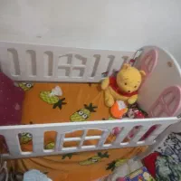 تخت کنار مادر