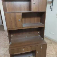 میز تحریر و کتابخانه