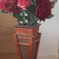 تعدادی گلدان و گل مصنوعی