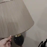 آباژور ایستاده کنار سالنی