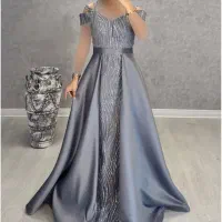 فروشنده خانم لباس مجلسی