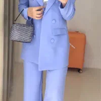 تعدادی کت شلوار و مانتو