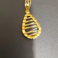 پلاک طلا ۱۰۰ بالای تابلو