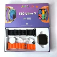 یک اسمارت واچ و دو ساعت دیجیتالی هر سه با هم