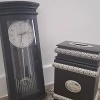 ساعت دیواری و سطل و جای دستمال کاغذی