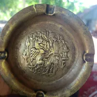 یک عدد زیر سیگاری آنتیک و کلکسیونی
