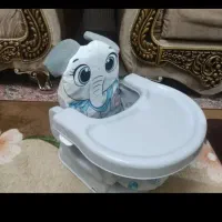 صندلی غذا نشسته