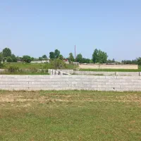 یک پلاک زمین ۱۴۰ متری دور دیوار
