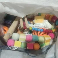 تعدادی وسایل بازی پرنده وسبد میوه همه باهم ۴۰۰