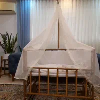 تخت کنار مادر