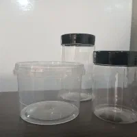 تعدادی ظروف پلاستیکی