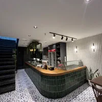 استخدام پیتزا زن خانم