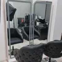 دو عدد آینه و صندلی آرایشگاه نو