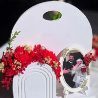 دسته گل و قاب عکس