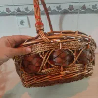 تعدادی ظروف پذیرایی و سبد و دسته گل