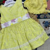 تعدادی لباس بچگانه