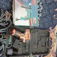 یک دریل چکشی ویک دریل شارژی