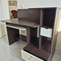 میز تحریر و کامپیوتر جادار و بزرگ