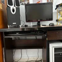 کامپیوتر با لوازم و میز