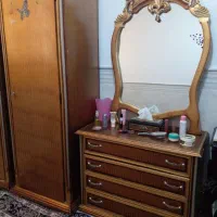 دوعدد کمد چوب گردو ومیز آریش به فورش میرسد