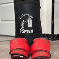 یک عدد کیسه بوکس و دستکش بوکس