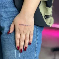 مدل برای کاشت ناخن