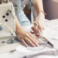 خیاط بیرون‌بر دارای چرخ صنعتی