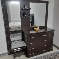 تخت دو نفره همراه با پا تختی و میز دراور