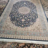 فرش ماشینی ابریشمی سورمه ای نقره‌ای