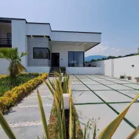 ویلای-فلت-مدرن-در-جاده-جنگلی-نور-با-سند-تکبرگ