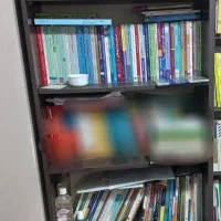 کتابخانه کمددار میز چوبی پایه فلزی