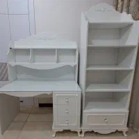 میز تحریر و کتابخانه