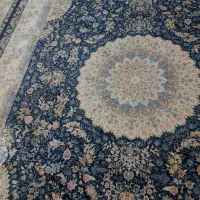 یک تخته فرش دوازده متری و کناره یک در سه متر