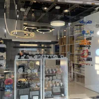 فروشنده آقا در نمایندگی معتبر کالای برق و الکتریکی