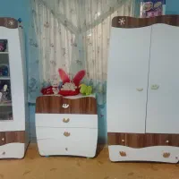 تخت کودک به همراه کمد و دراور و کتابخانه وپاتختی