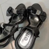 یک جفت کفش پاپیون و نگین دار