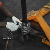 کارگر خط تولید خانم و آقا