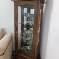 ویترین همراه با وسایل داخلش